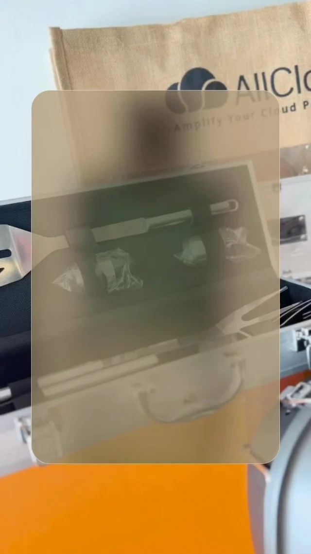 מי שטרח בערב יום העצמאות (ודאג לעובדים שלו בחודש מרץ) יאכל בעצמאות - עם מנגל מקצועי לעילא ולעילא ! ערכת מנגל מקצועית 5 חלקים, מזוודת מתכת ממותגת בחריטה, גריל פחמים נייד של אצטק והכל בתיק יוטה ממותג חצי שקוף. #hr #employerbranding #מיתוגמעסיק #יוםהעצמאות #מנגל #עלהאש #12buy